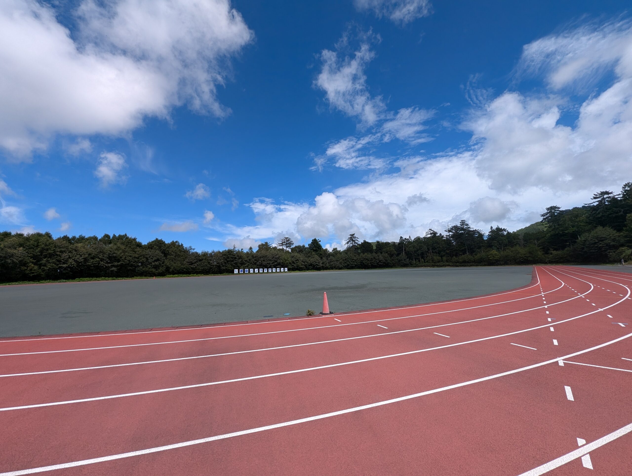 御嶽TCのパノラマグランド、400mトラックとウッドチップ外周の全景