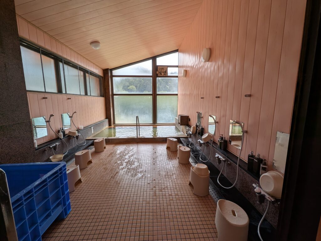 御嶽TCの館内大浴場の湯面と浴槽の縁