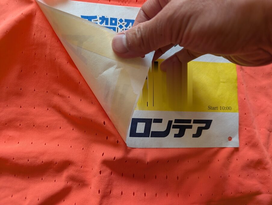 レース後にゼッケンをゆっくり剥がす様子