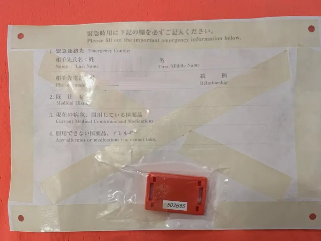 ゼッケン裏に両面テープ5000NSを貼り付けた様子