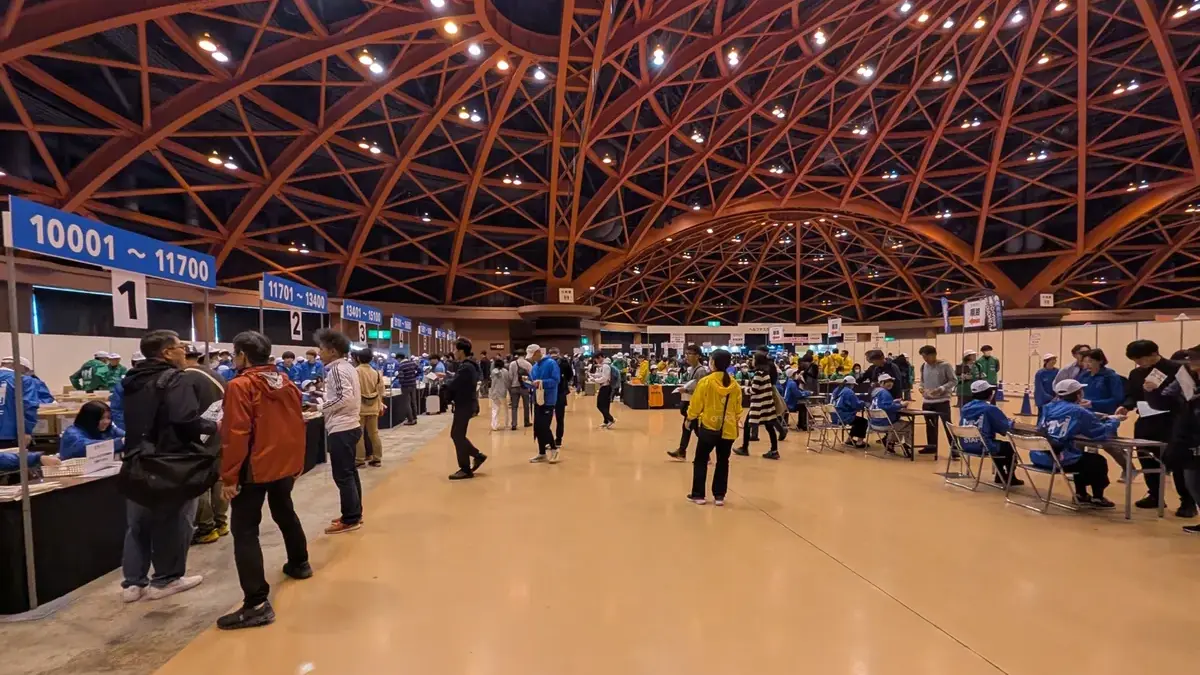高岡テクノドームの受付会場全景(番号別カウンターの様子)
