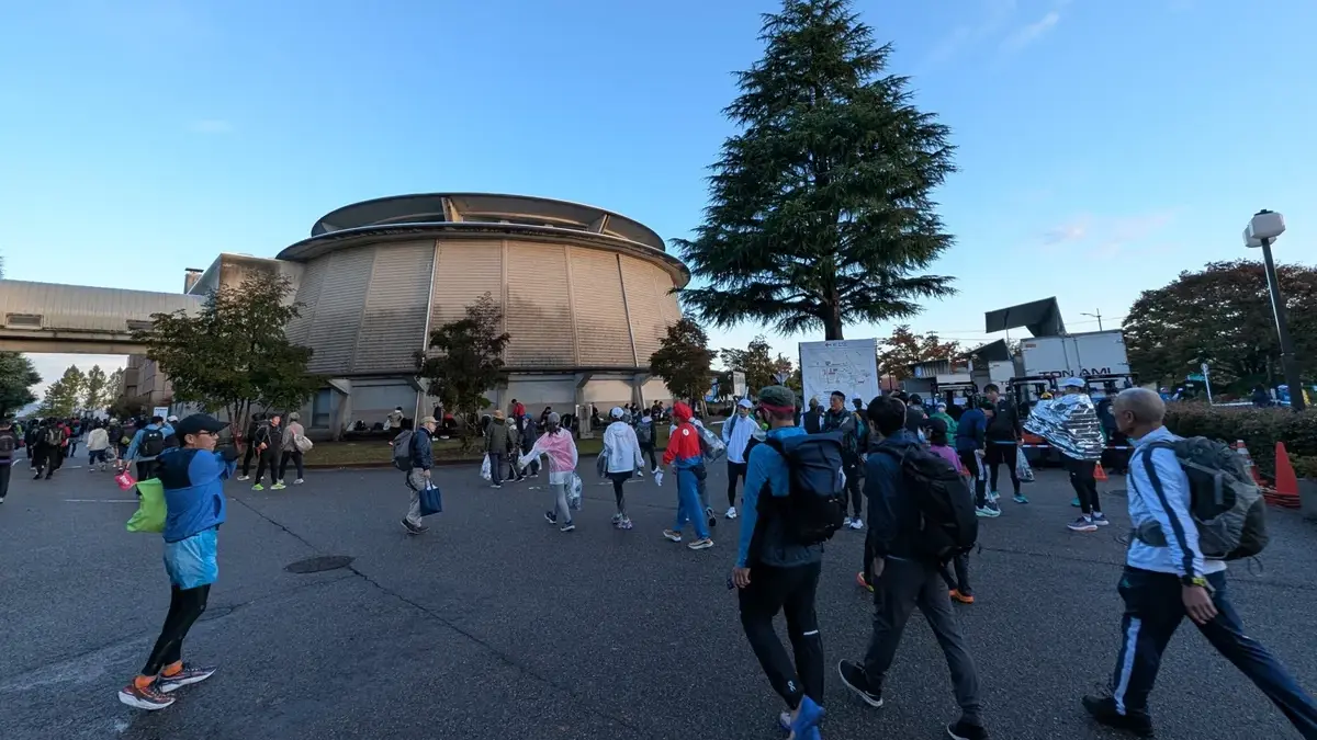 スタート会場の様子(高岡市美術館前広場の朝の雰囲気)