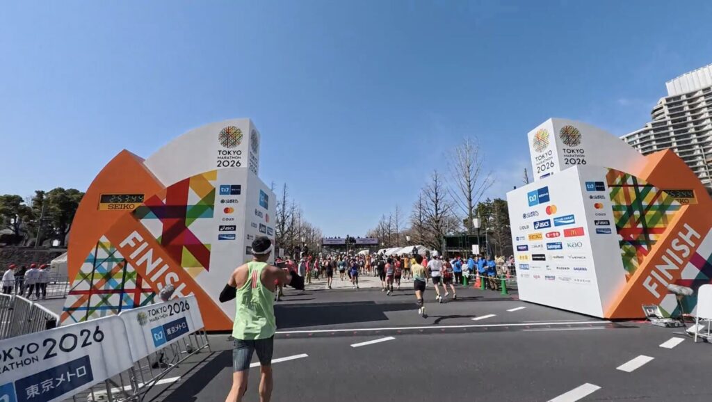 東京マラソン2026ゴールゲート2:53:47秒でゴールスール様子