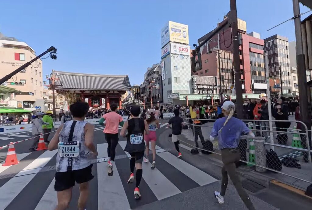 東京マラソン2026雷門通過した様子