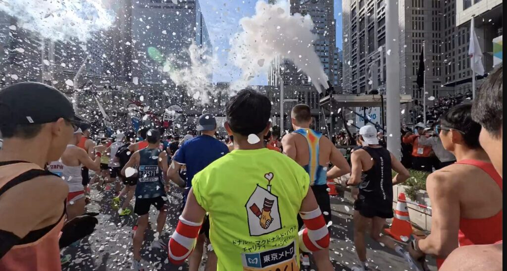 東京マラソン2026のスタート風景ランナー視点