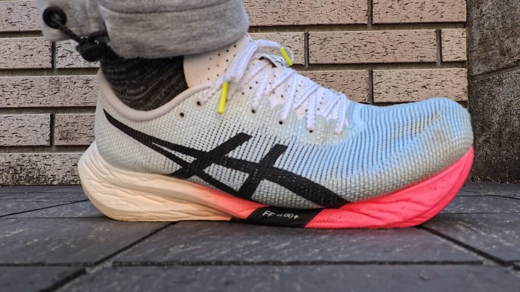 アシックスMetaspeed edge parisのミッドソールの硬さをテストしている様子