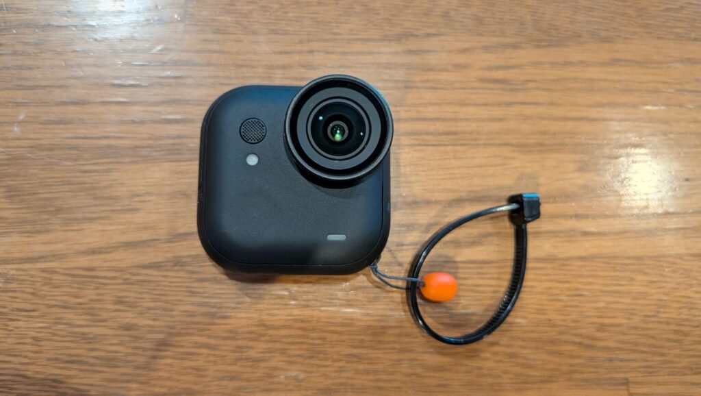 Insta360 Go Ultraのカメラ単体のストラップに結束バンドを取り付けた様子
