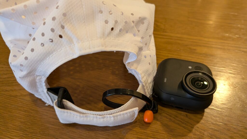 Insta360 Go Ultraのカメラ単体に取り付けた結束バンドにキャップの調整ベルトを通した様子