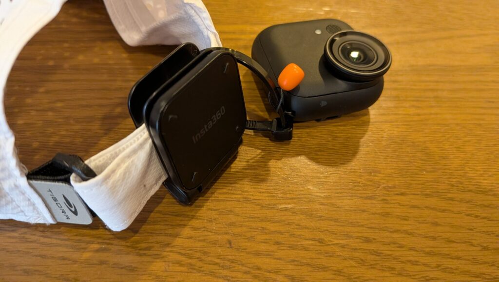 キャップの調整ベルトに、付属のマグネット式簡易クリップを取り付けた様子