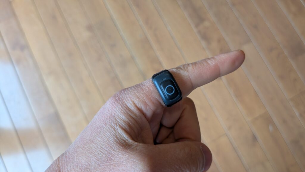 リングリモコンを人差し指に取り付けた様子