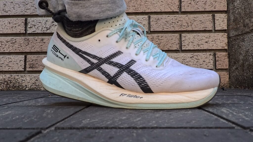 アシックスS4+YOGIRIのミッドソールの硬さをテストしている様子