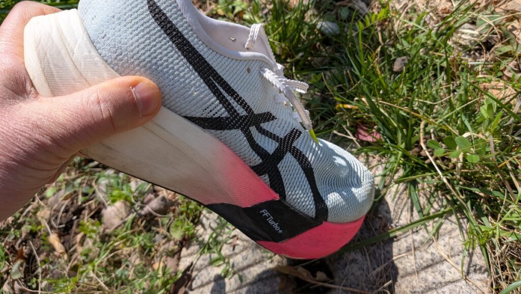 メタスピードエッジパリの屈曲テストをしている様子