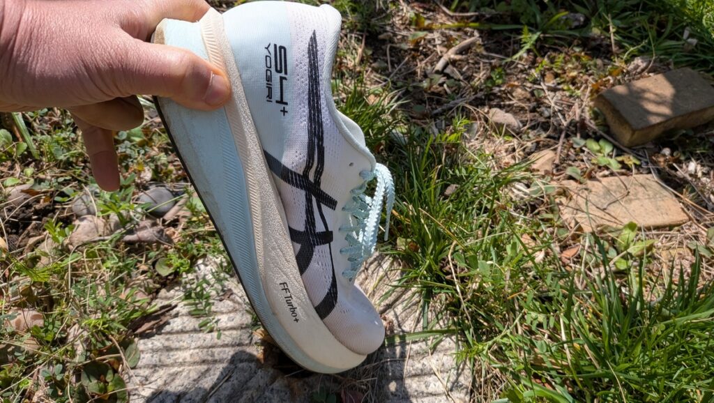 アシックス S4+ YOGIRIの屈曲テストをしている様子