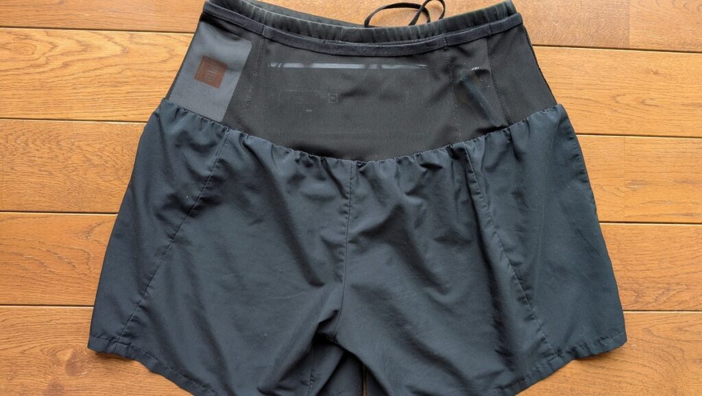 ミズノ マルチポケットパンツにスマホ、鍵、カードを入れた様子