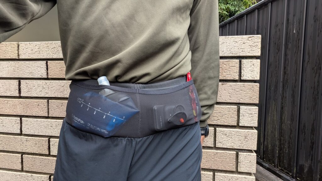 収納力テスト前面ポケットにソフトフラスク250cc水入り、アクションカメラ