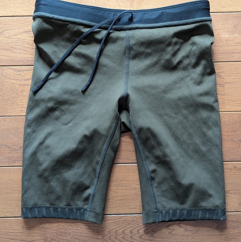 モーションマッスルサポート スピードポケットタイツの裏面、前