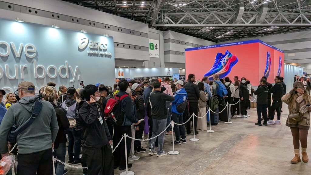 東京マラソン2026EXPOアシックスブースの黒山の人だかり