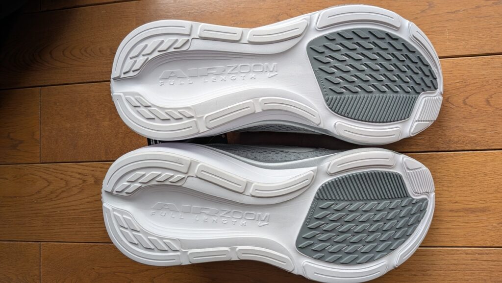 ペガサス42 アウトソール。溝パターンとAIR ZOOM FULL LENGTHのロゴ