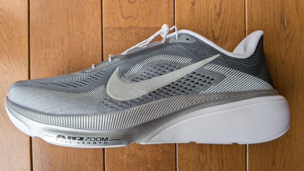 ナイキ ペガサス42 サイドプロフィール。AIR ZOOM FULL LENGTHのロゴが見える