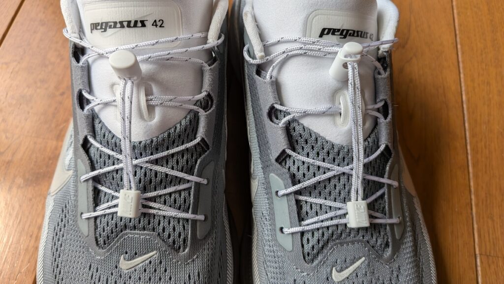 ペガサス42のトグルシューレース。白いトグルボタンが確認できる