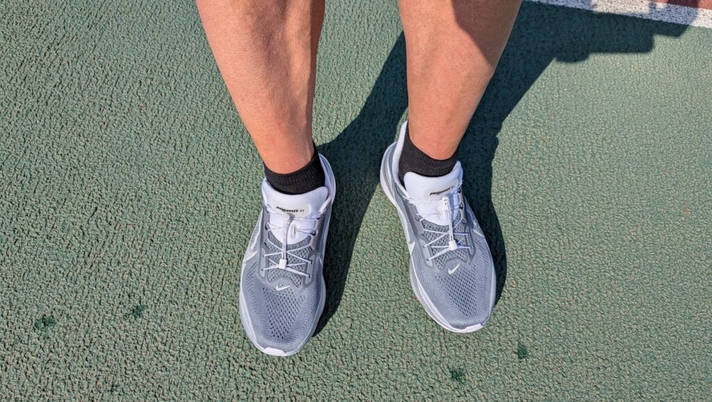 トラックでペガサス42を両足着用。上から見た構図