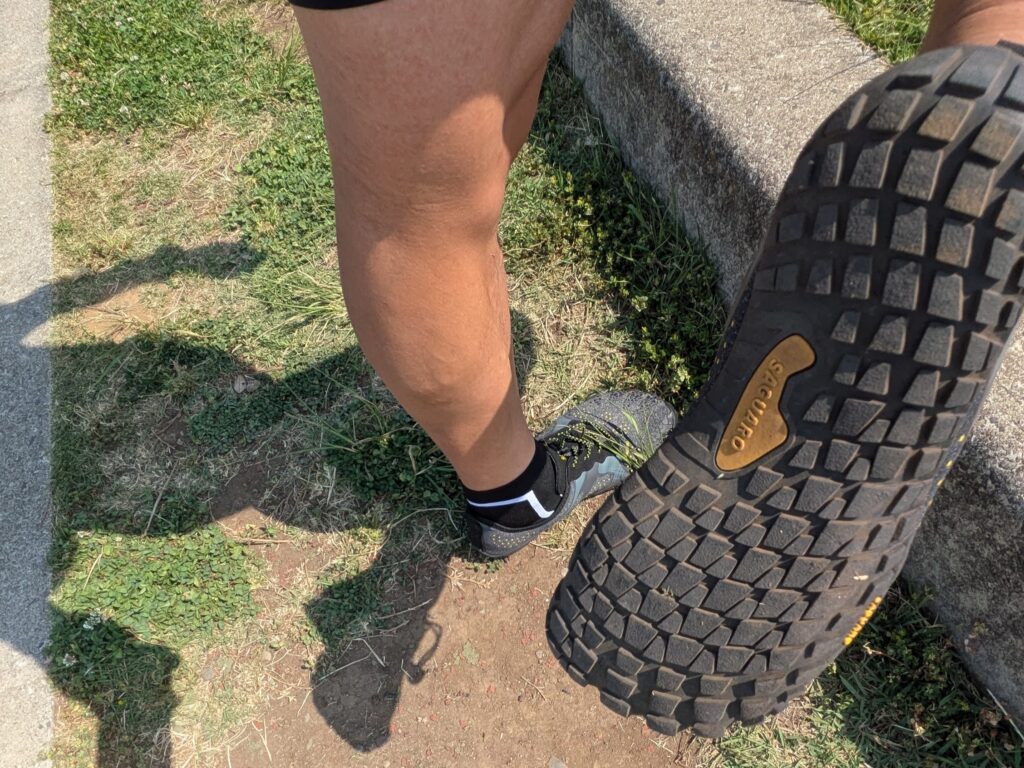 ベアフットシューズを履いた脚とフォアフット着地のイメージ